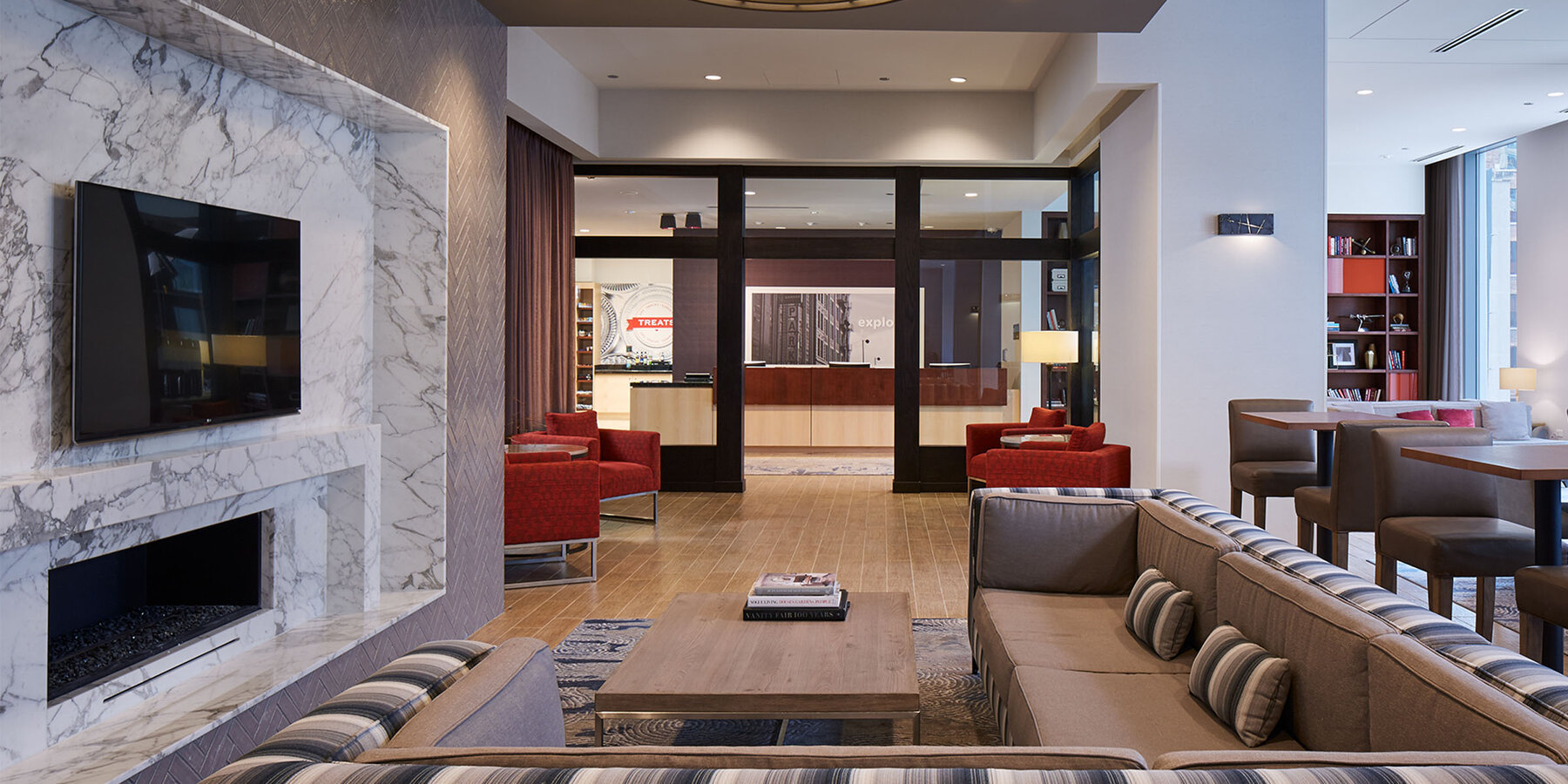 芝加哥星空综合体育官网建设 - 汉普顿星空综合体育官网及霍姆伍德套房星空综合体育官网带壁炉的休息区