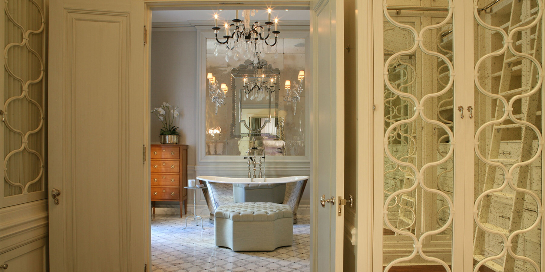 星空娱乐历史住宅翻新 - 带浴缸的州立公园大道住宅浴室