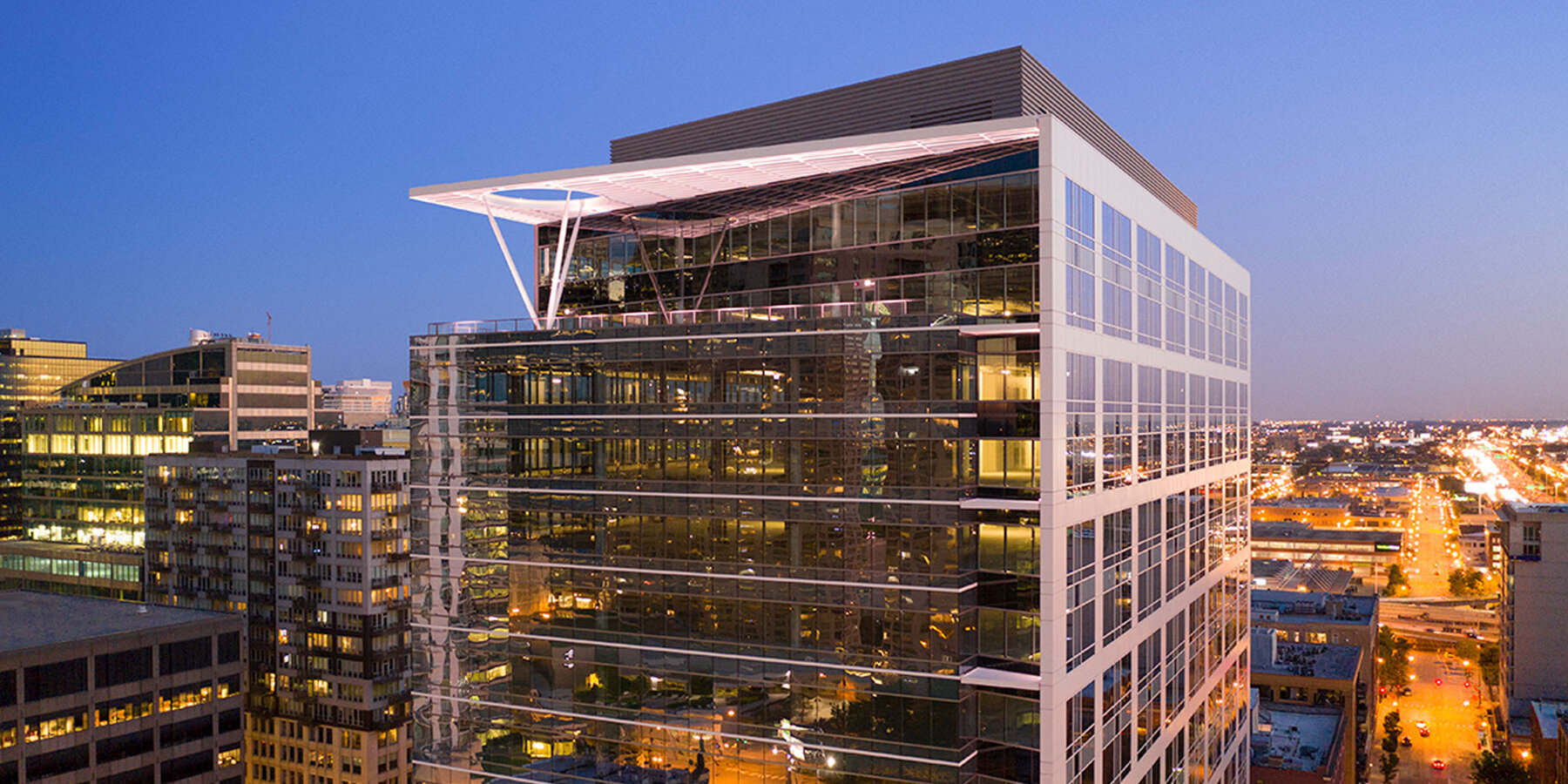 芝加哥 LEED 认证星空官网入口建筑 - 625 W Adams 外部露台夜景