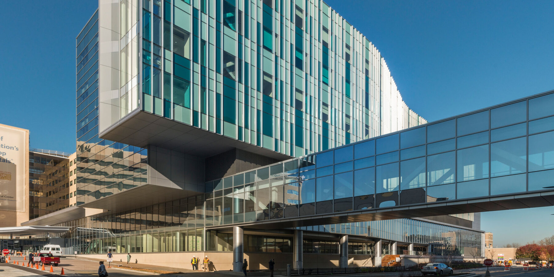 星空娱乐保健建设-倡导基督医院外部入口和天桥