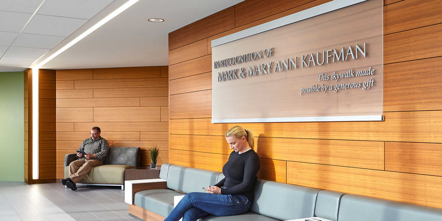 星空娱乐医院建设 - 星空娱乐好撒玛利亚人走廊，配有长凳