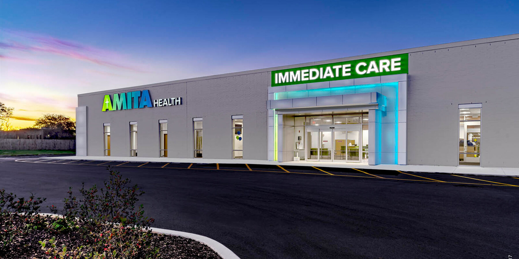 星空娱乐保健和医院建设 - Amita Health 黄昏外观