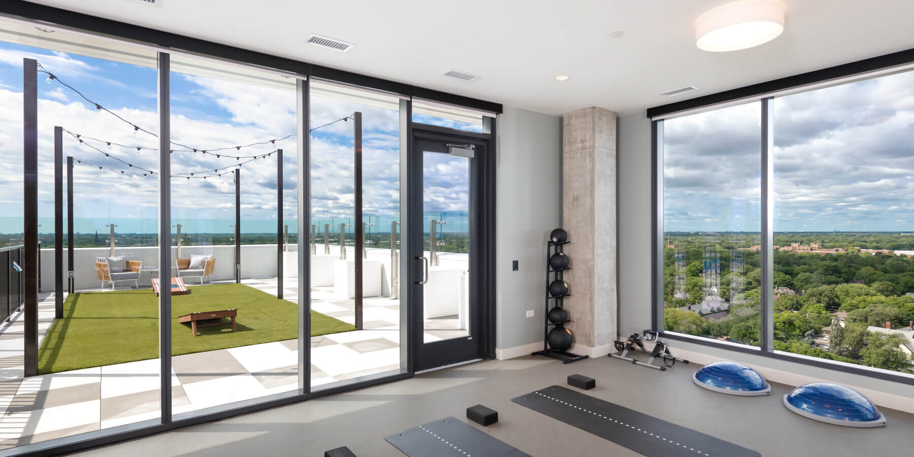 星空官方高级生活建筑 - Avidor Evanston 屋顶瑜伽室