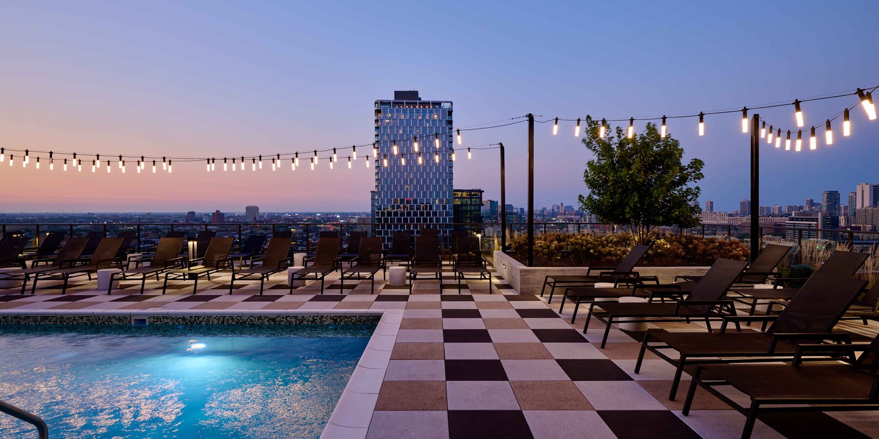 210 N 阿伯丁屋顶露台