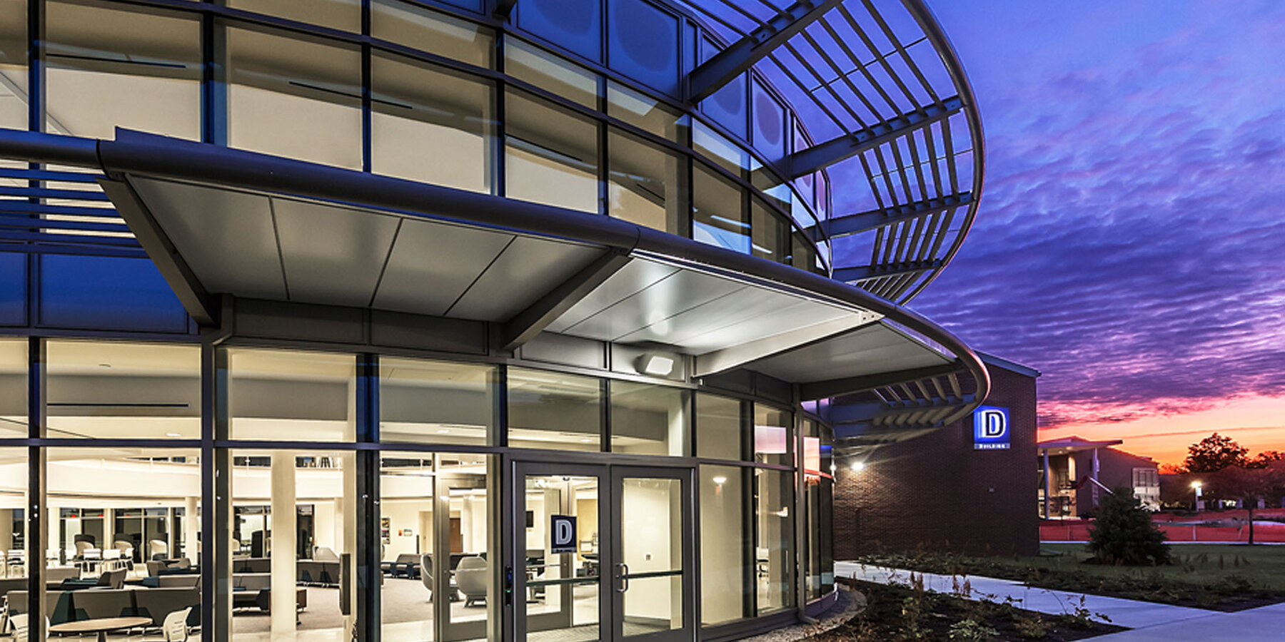 高等教育建设 - 哈珀学院黄昏校园外景