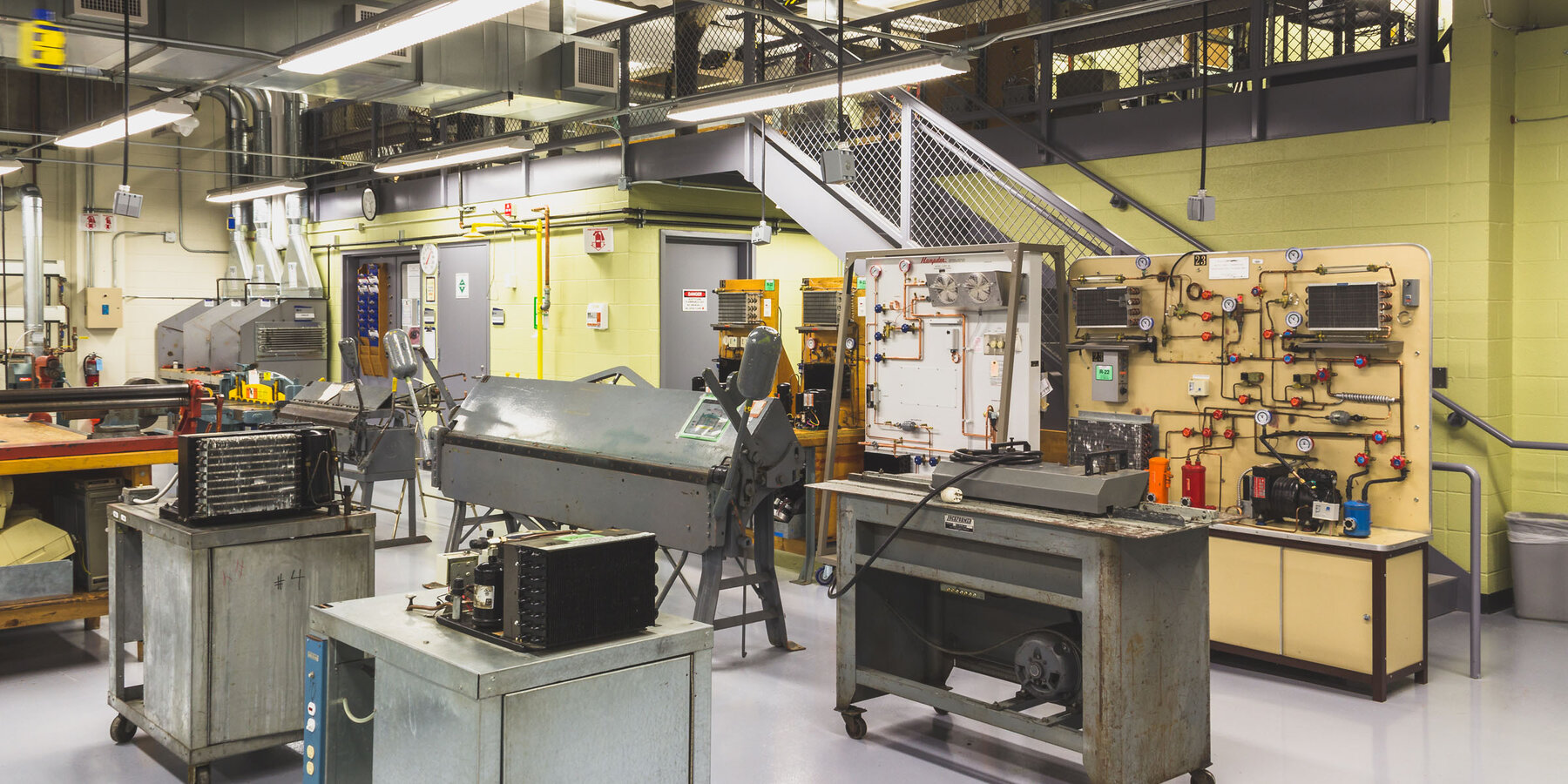 高等教育建设-哈珀学院校园工作坊实验室