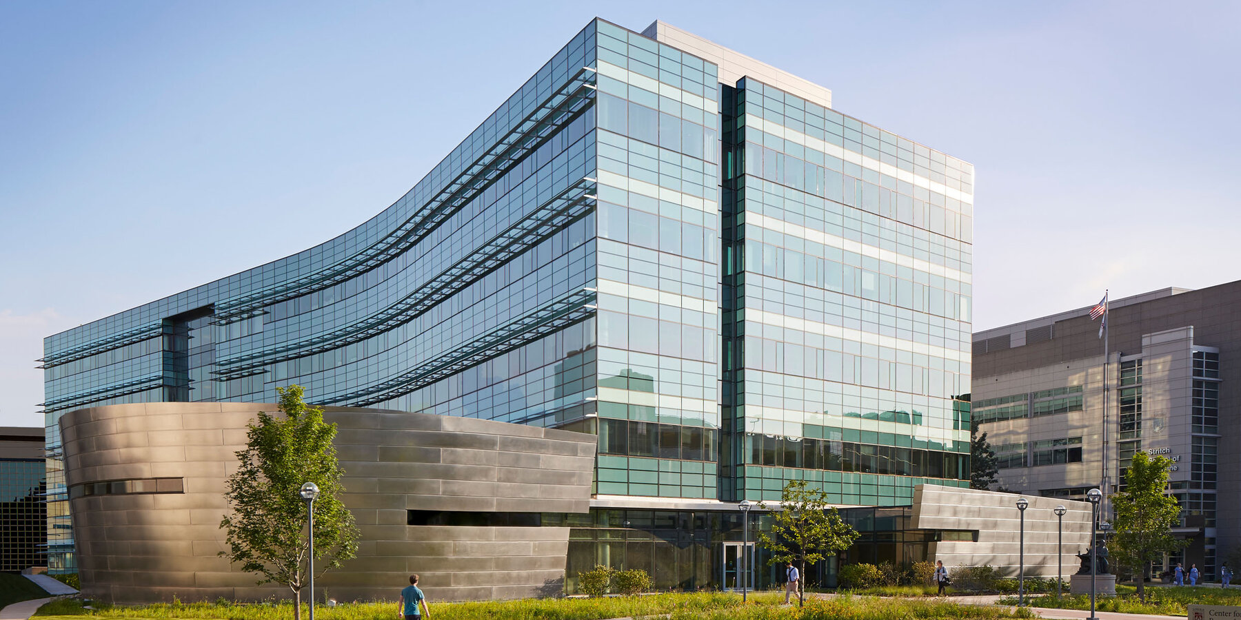 生命科学建设项目 - Loyola Chicago CTRE 西北侧外景和弧形幕墙