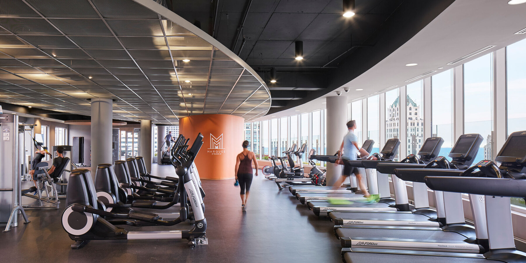 公寓大楼施工 - 37 号街区健身中心设备的大帐篷