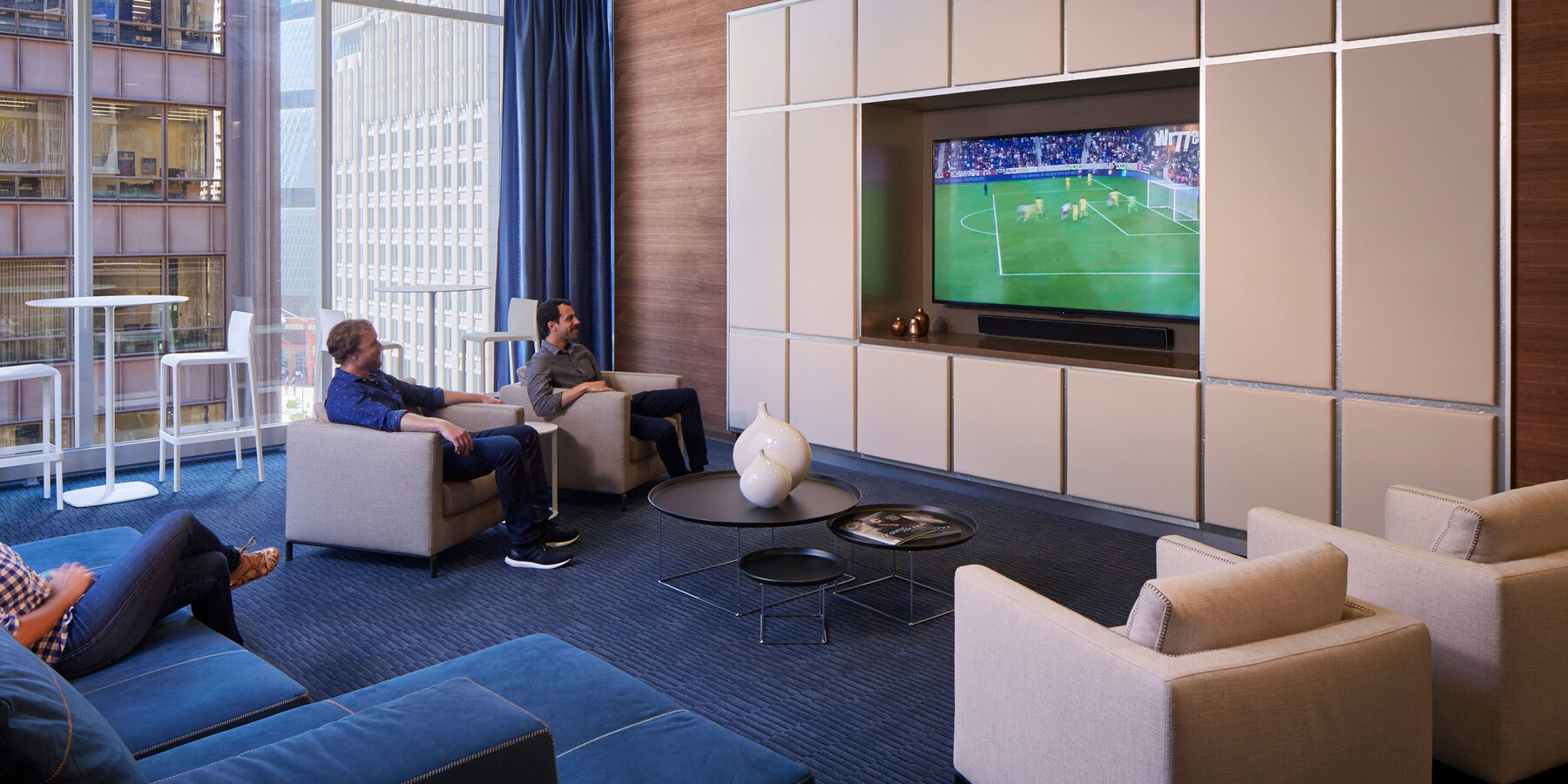 公寓大楼建筑 - 37 号街区休息区的大帐篷，配有电视和座位