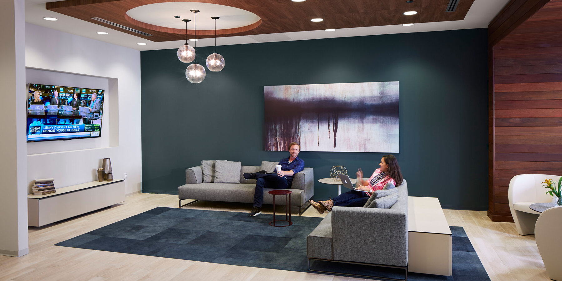 公寓大楼建筑 - 37 号街区的大帐篷休息区配有电视和沙发