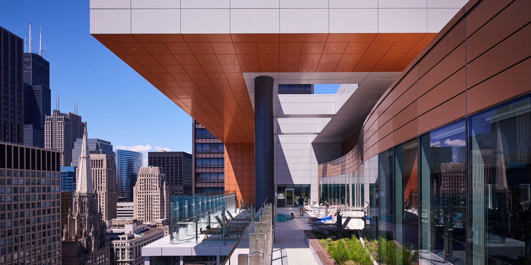 公寓大楼施工 - 37 号楼屋顶日光浴平台的大帐篷