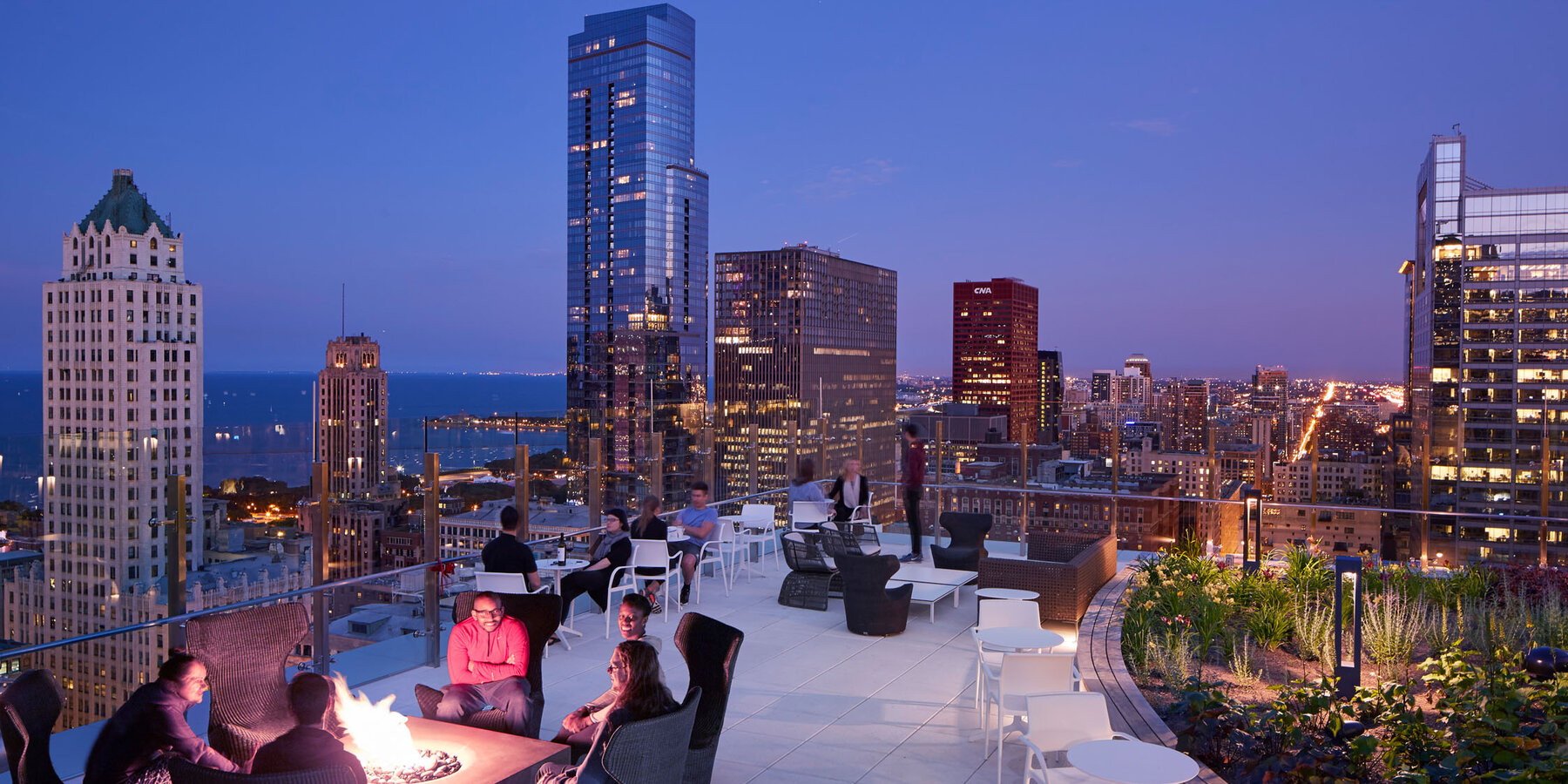 公寓大楼施工 - 黄昏时分 37 号楼屋顶的大帐篷，可欣赏城市景观