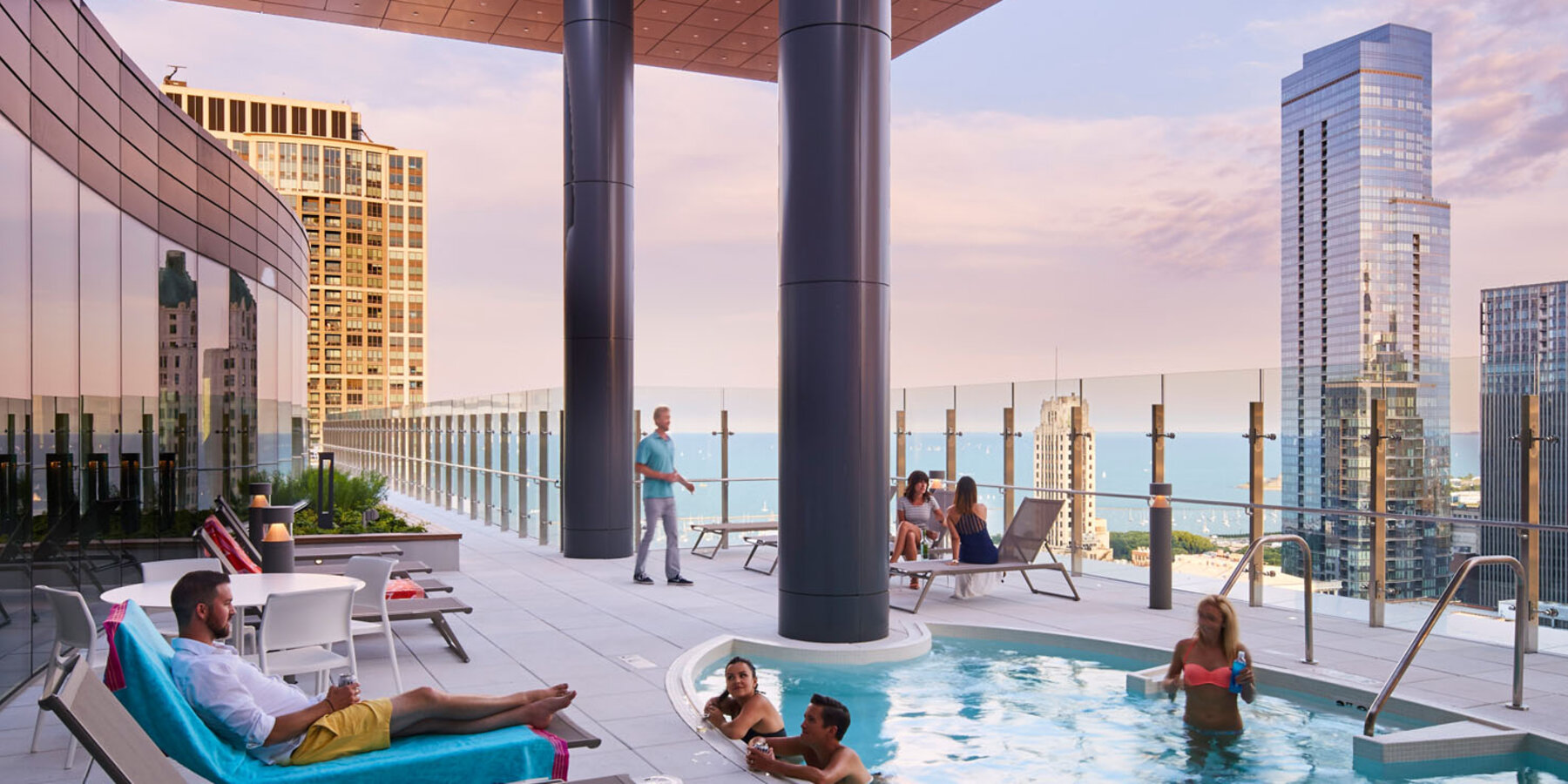 公寓大楼施工 - 黄昏时分 37 号楼屋顶休息室的大帐篷，可欣赏星空娱乐天际线的景色