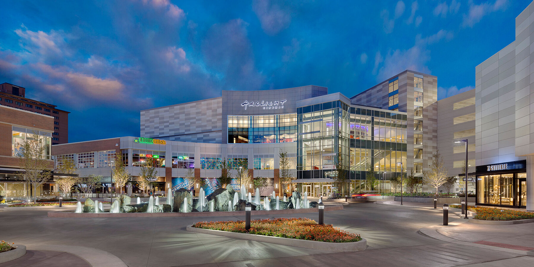 星空官方零售中心建设 - 星空官方芝星空官方街景，黄昏时设有停车场