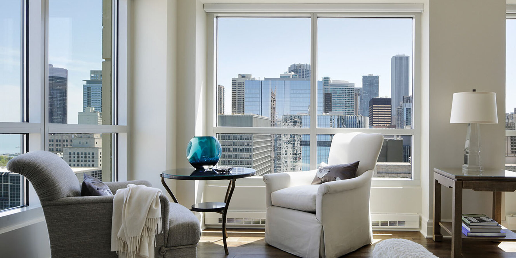 xk星空豪华住宅建筑商 - 250 E Pearson 卧室，可欣赏天际线景观