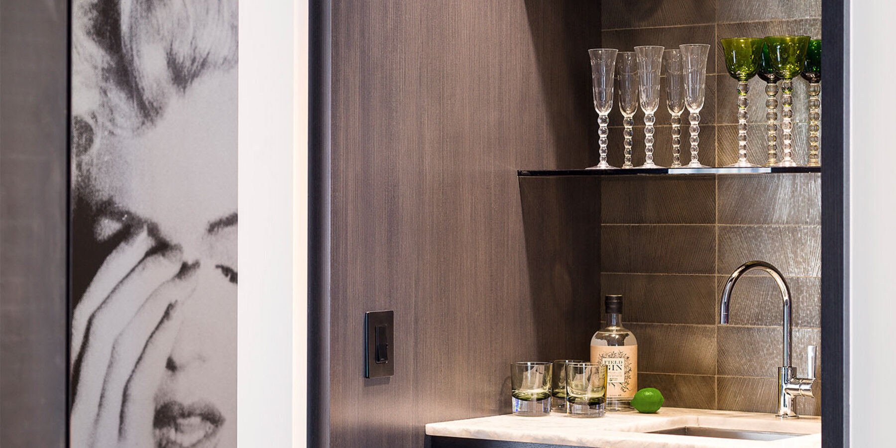 星空娱乐豪华住宅建筑商 - 一英里客厅内置酒吧细节