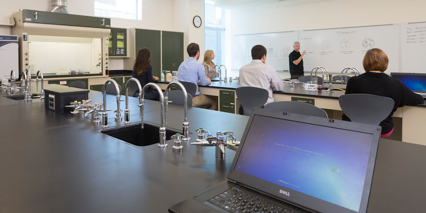 校园建设-罗斯福大学改造科学实验室