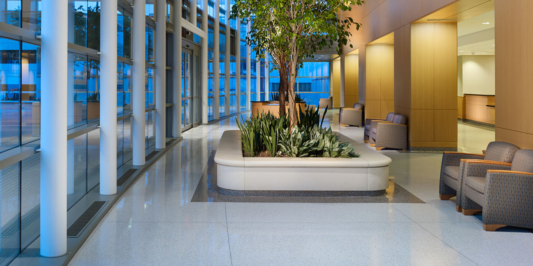 芝加哥医院建筑公司 - 北岸斯科基大堂中庭座位