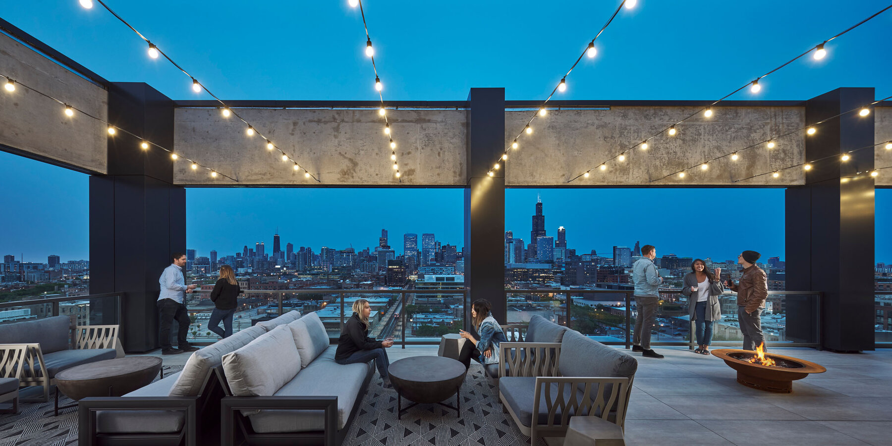 星空综合体育官网和星空综合体育官网星空综合体育官网建筑 - 黄昏时分的梅森屋顶休息室，可欣赏芝加哥天际线景观