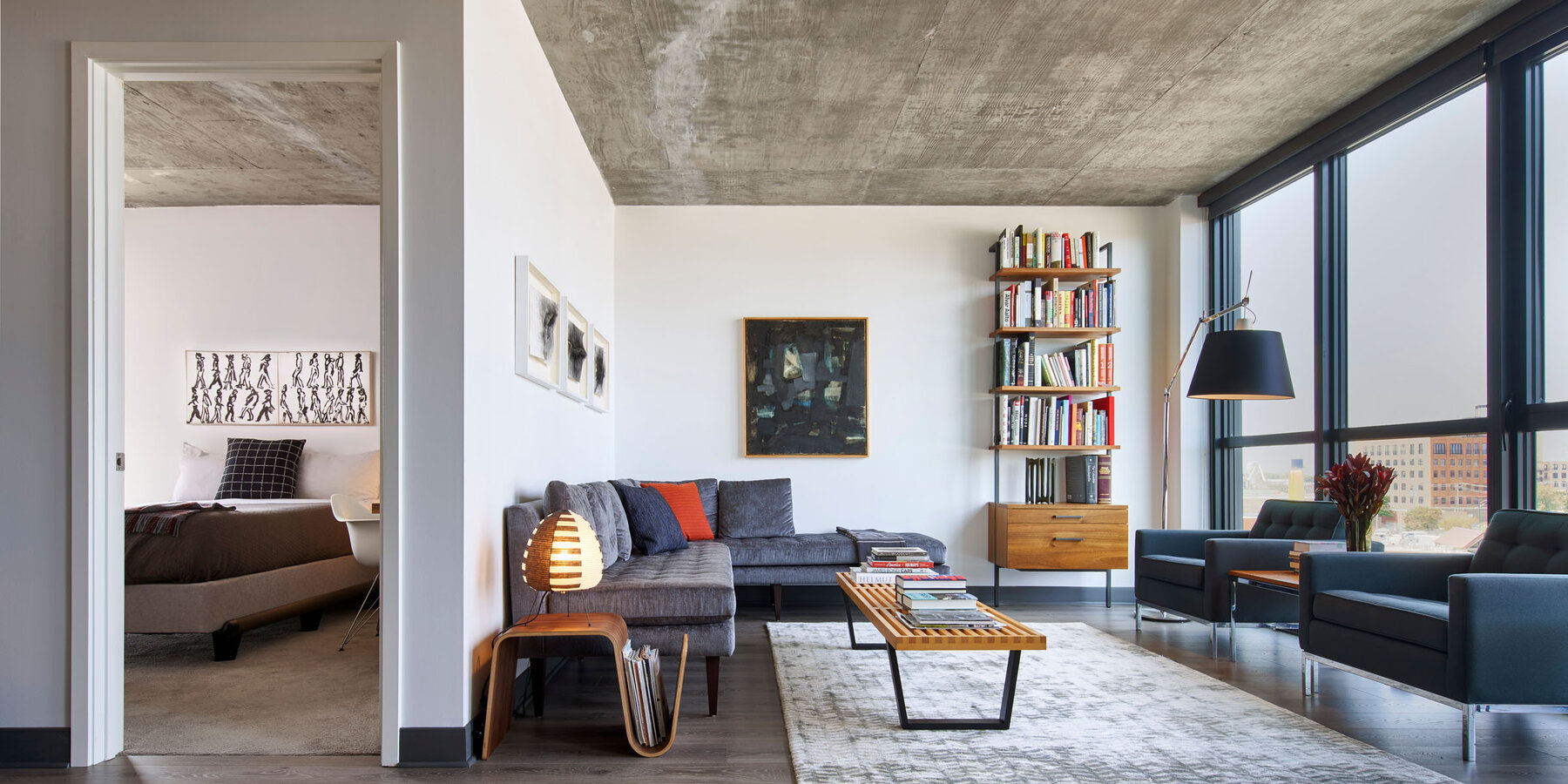 星空综合体育官网和星空综合体育官网家庭建筑 - 梅森室内公寓，可欣赏客厅和卧室