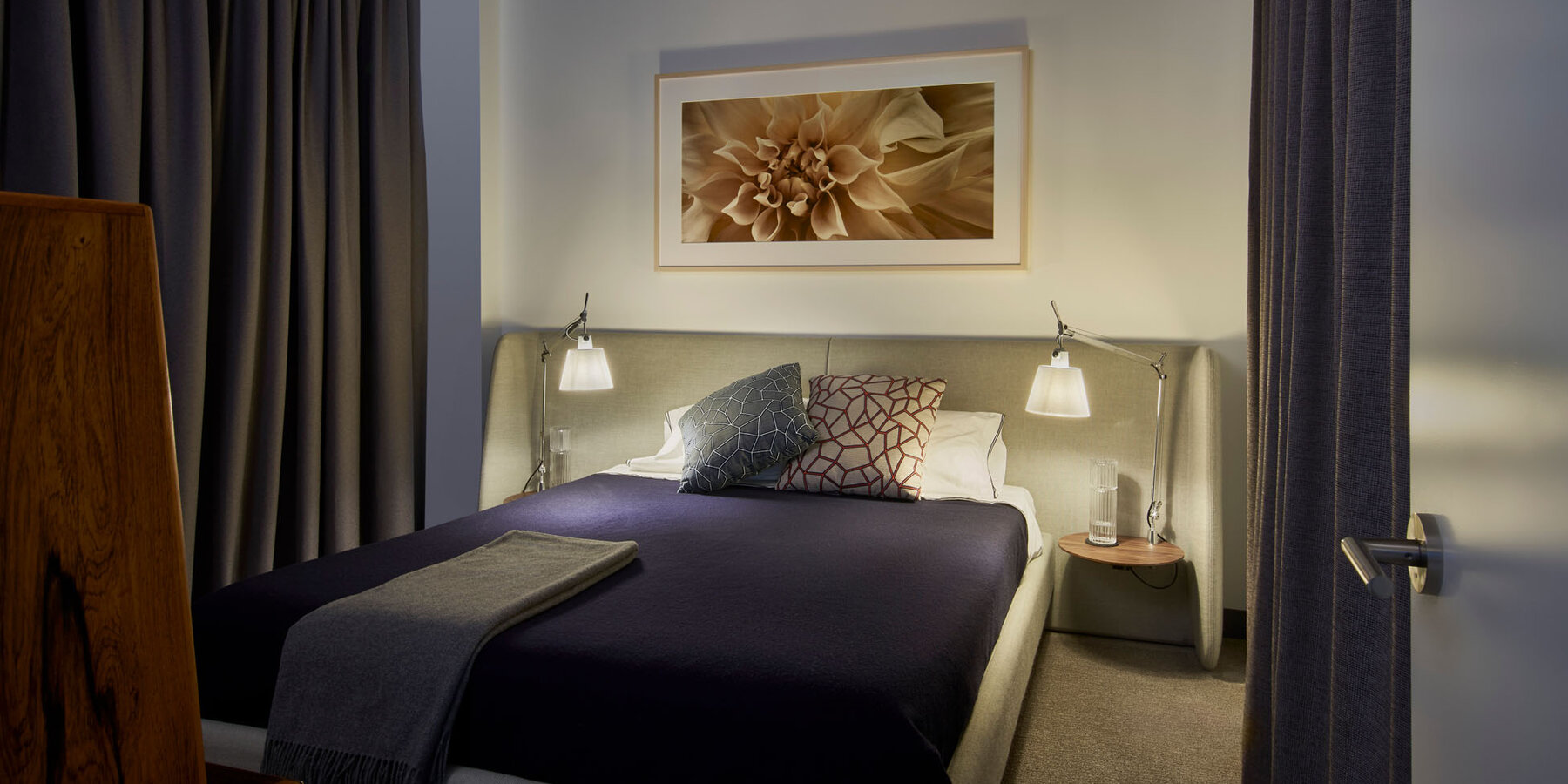 星空综合体育官网和星空综合体育官网星空综合体育官网建筑 - 梅森公寓卧室的夜晚