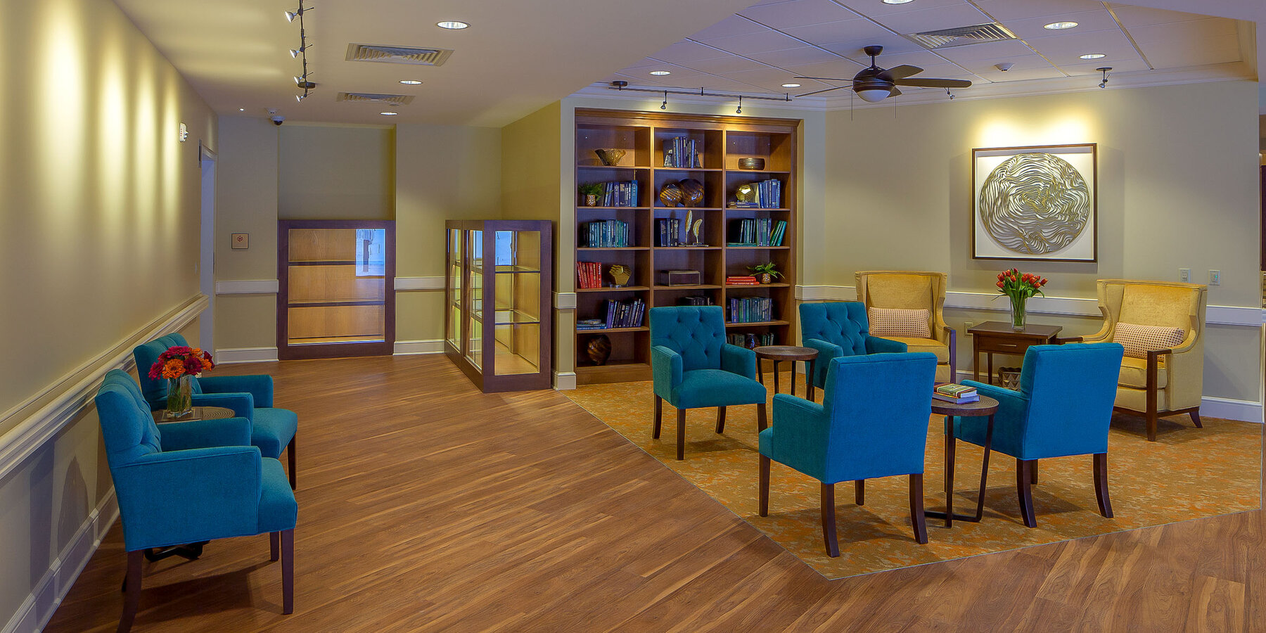 星空综合体育官网高级生活建筑 - Moorings Arlington Heights 带座位的休息区