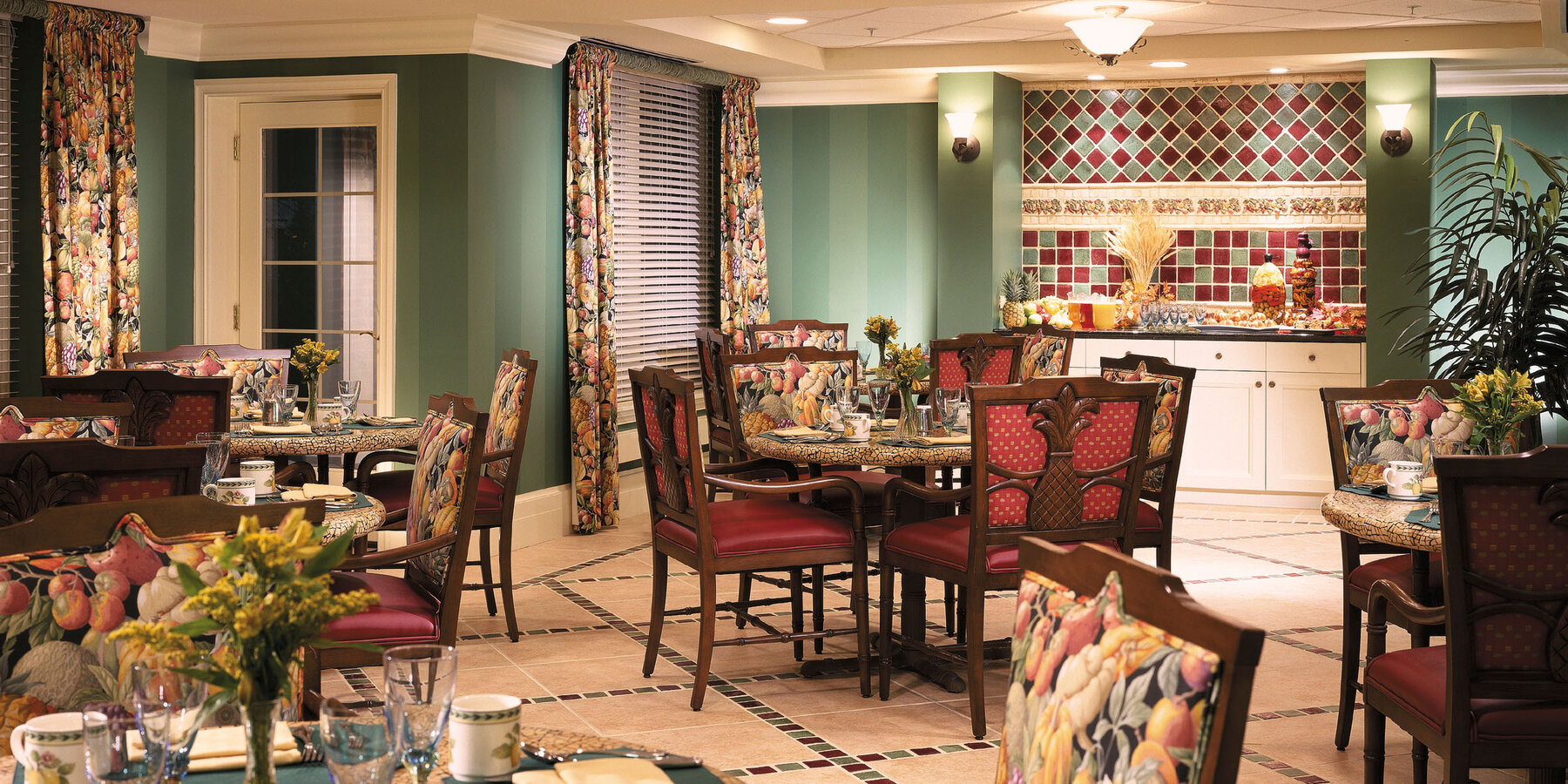 星空官网入口生活星空官网入口与施工 - Vi at The Glen 用餐区，配有小酒馆座位