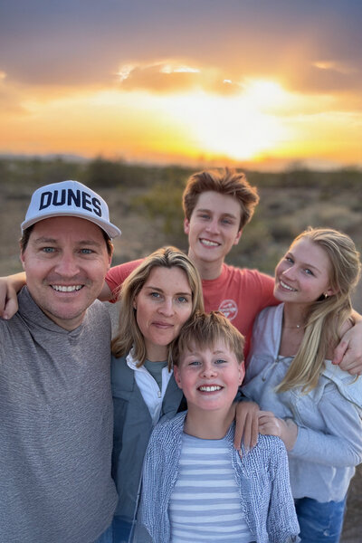 布莱恩和家人在户外