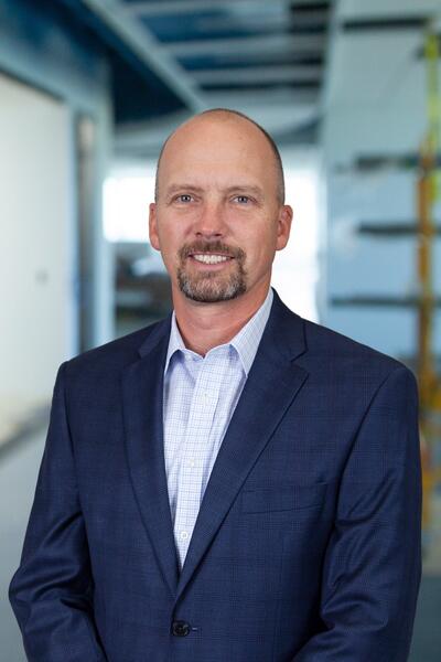 瑞安·古斯韦勒副总裁