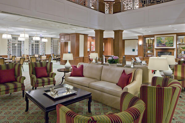 高级生活建筑 - 长老会住宅湖森林起居室区域，配有木制品柱