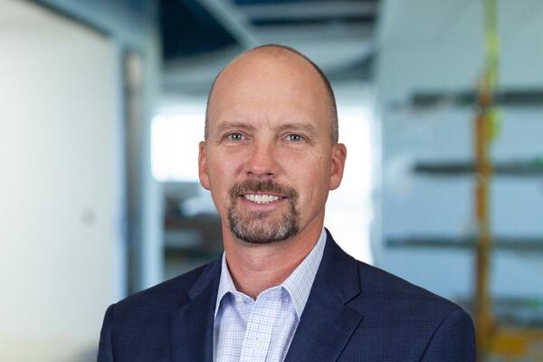 瑞安·古斯韦勒副总裁