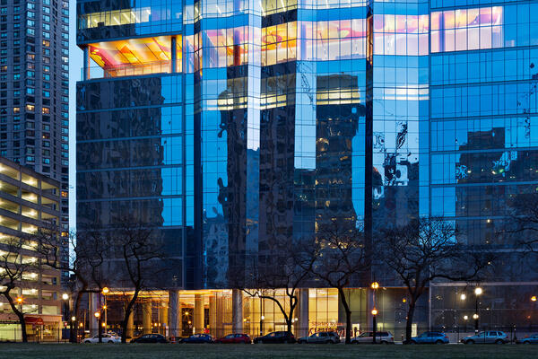 医疗保健建设项目 - 黄昏时的雪莉·瑞安能力实验室外观