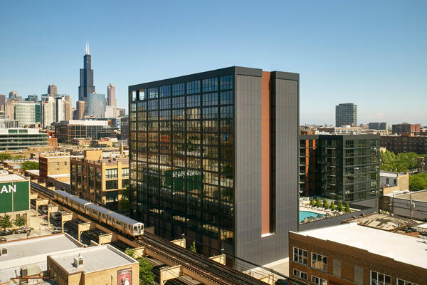 住宅和多户住宅建筑 - 梅森外部无人机视图