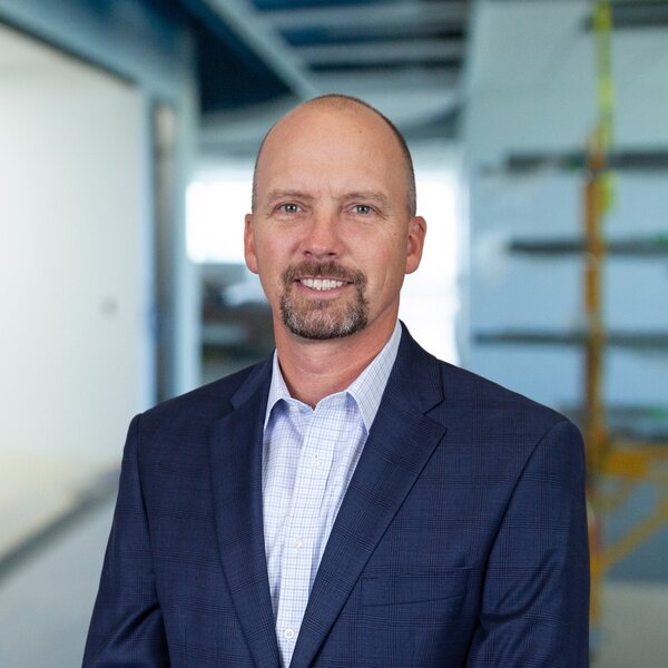 瑞安·古斯韦勒副总裁